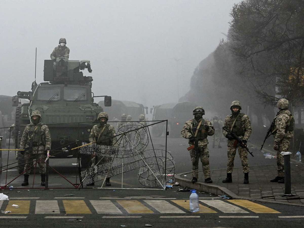 Российский миротворческий контингент в Казахстане приступил к выполнению боевых задач.