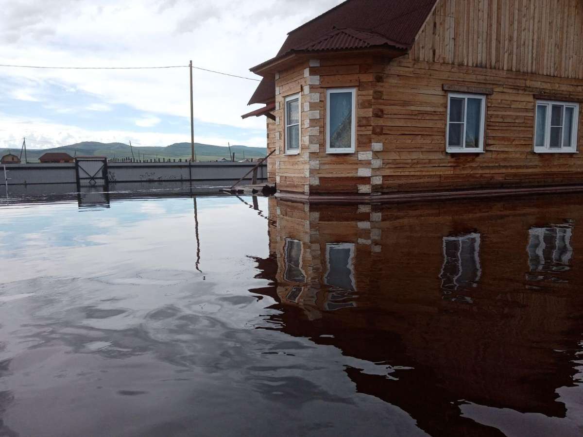 Волонтеры передали детям Якутии гуманитарную помощь.