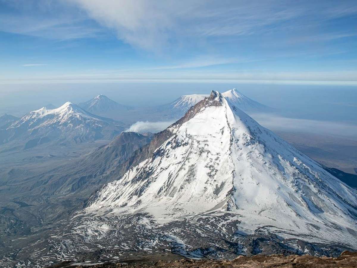 Вертолет со спасателями приземлился на Ключевской Сопке