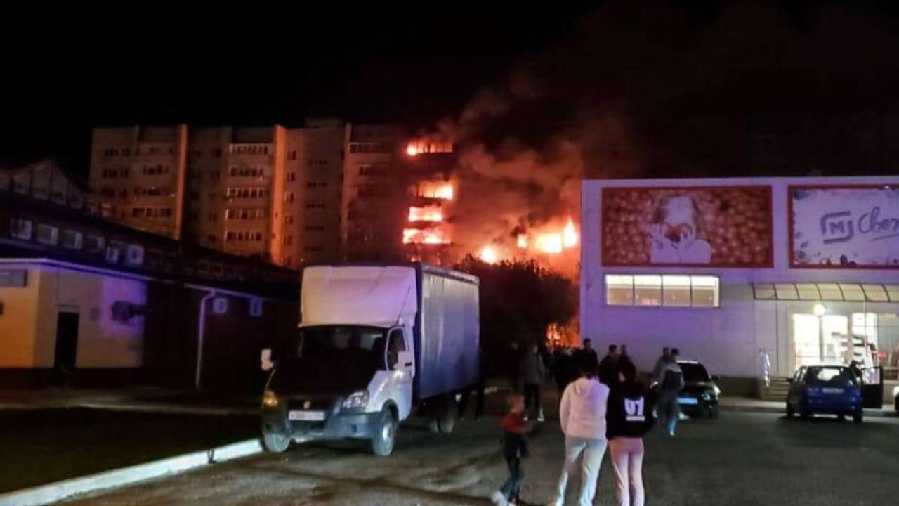 В Ейске Су-34 упал на жилой дом