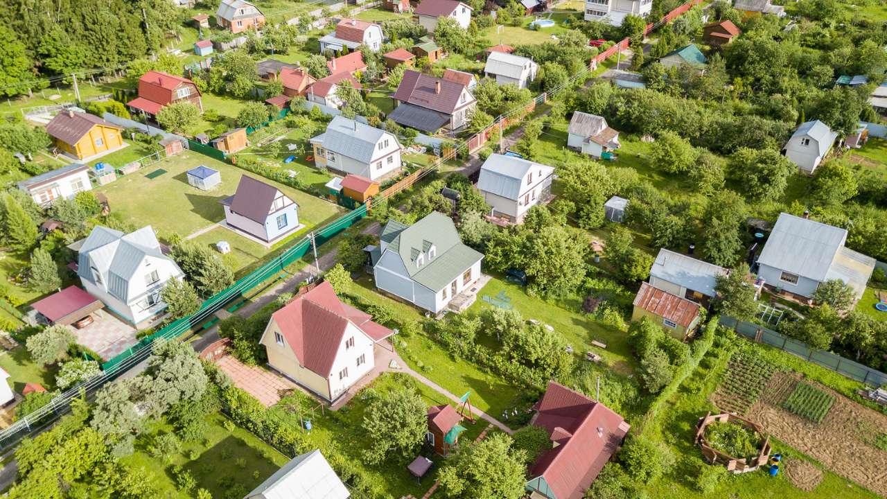 В России предложили разрешить отдавать под реновацию дачные и садовые участки