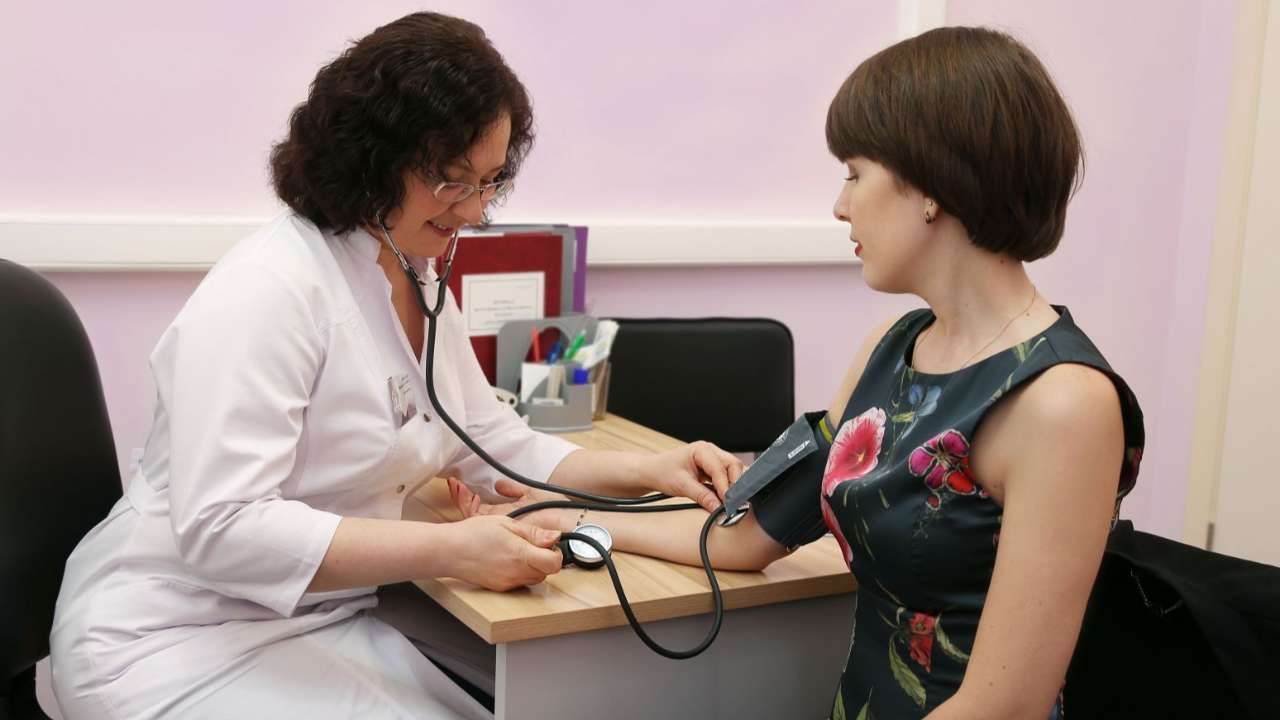 Мурашко назвал крайне напряженной ситуацию с медицинскими кадрами в России