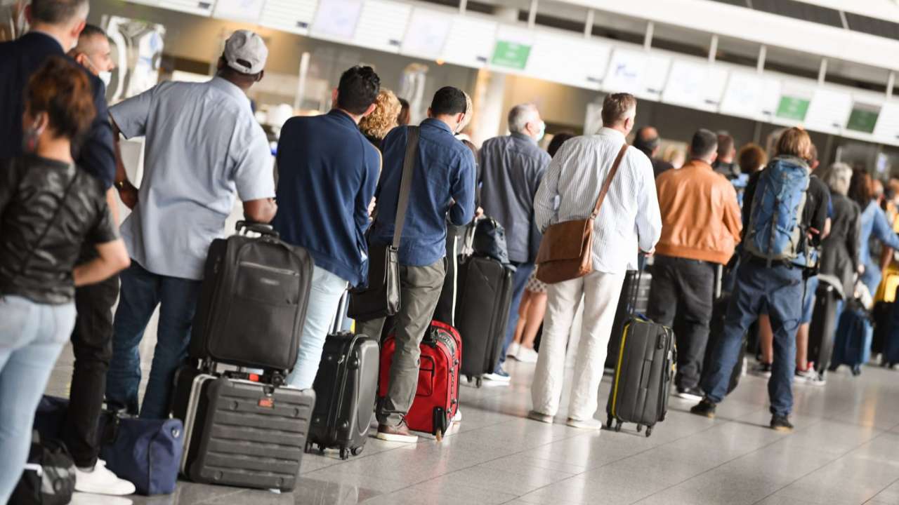 Володин анонсировал законопроект о повышении налогов для уехавших россиян