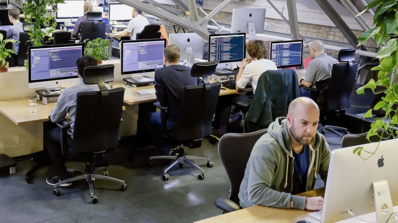 Минцифры начало разрабатывать меры для возвращения IT-специалистов в Россию