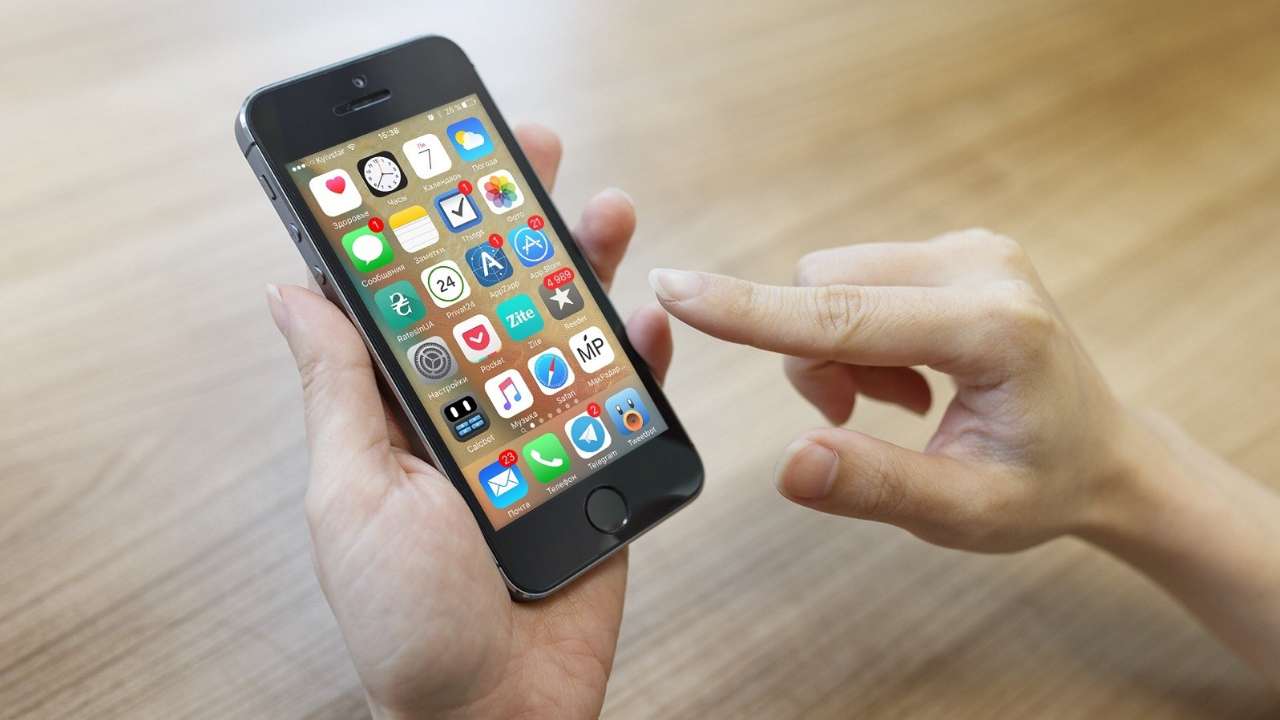 Минцифры призвало ускорить замену бумажных документов в России на смартфон