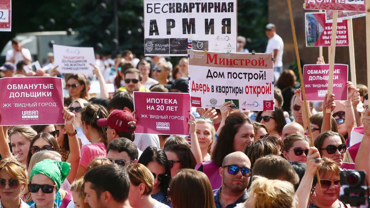 В Минстрое заявили, что в бюджете не хватает денег на решение проблем обманутых дольщиков 