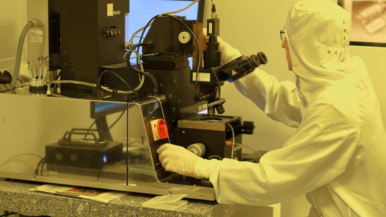 Ученые СПбГУПТД разработали устойчивую к огню и воде «умную» ткань