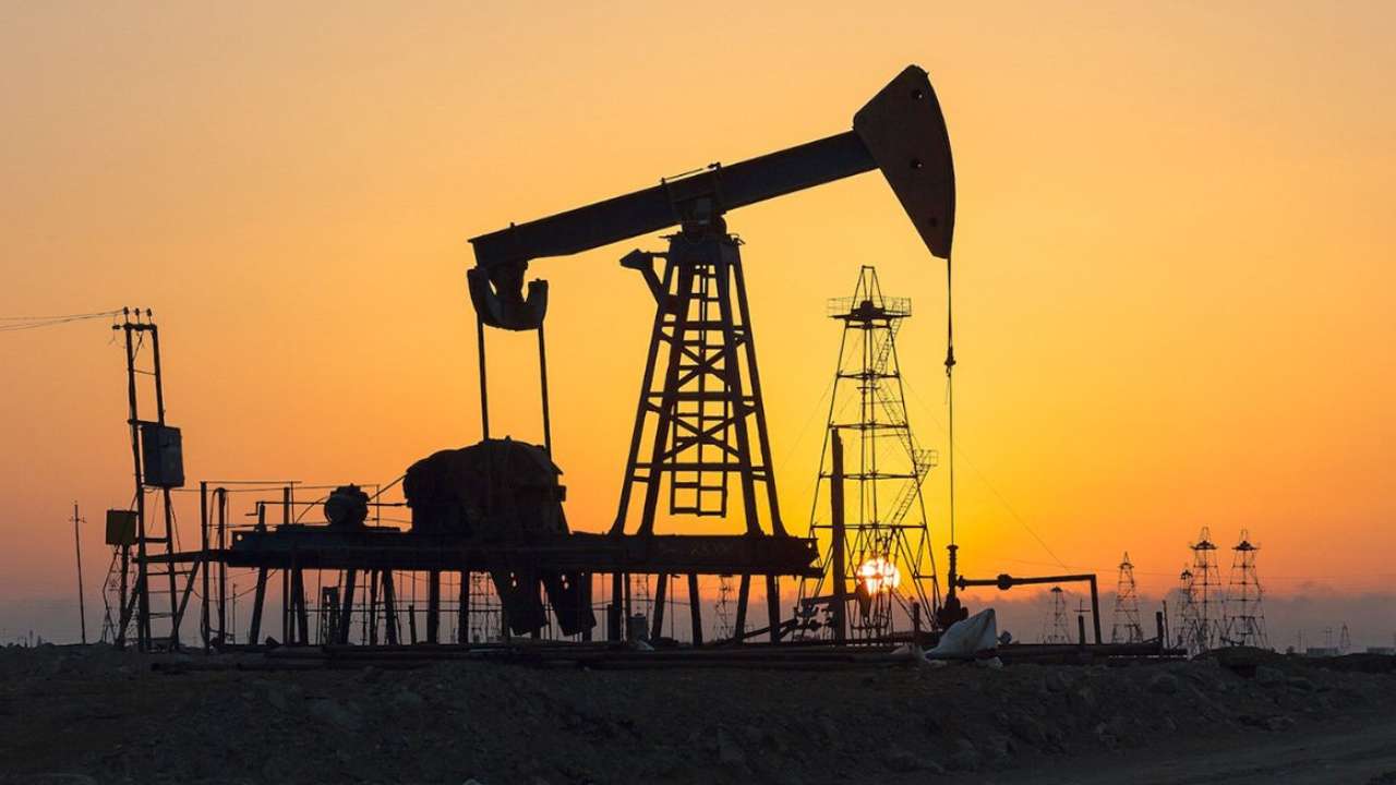 Россия продлила добровольное сокращение добычи нефти до июля