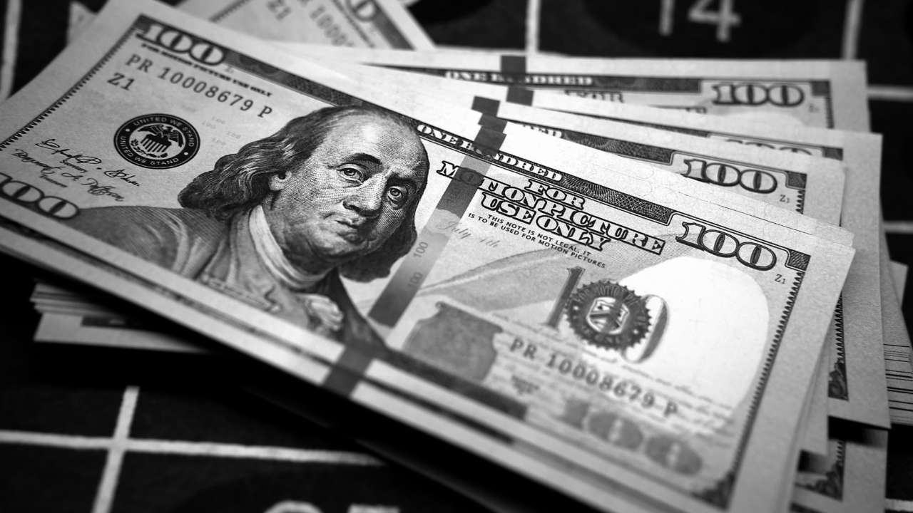 Курсы доллара и евро перевалили за отметки апреля 2022 года