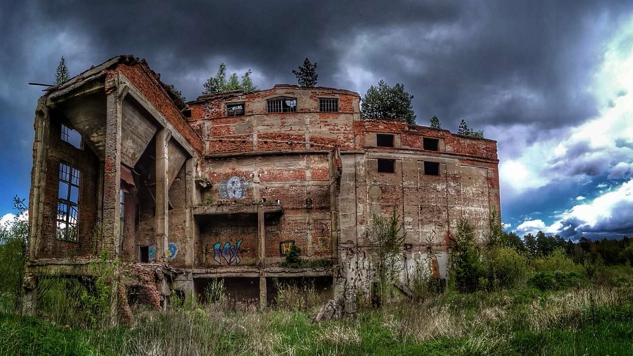 Росреестр усилит контроль за выявлением и вовлечением в оборот заброшенных участков и зданий в России