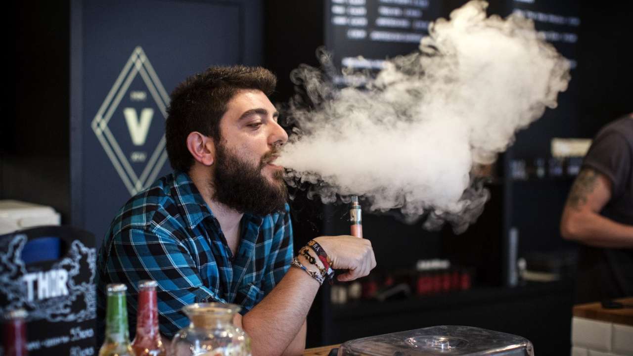 В России принят закон об ужесточении продажи вейпов