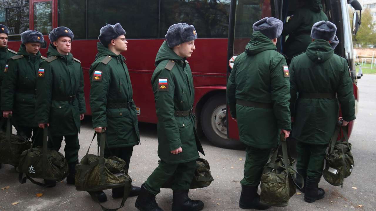 Госдума одобрила поправку, разрешающую заключать контракт с Минобороны сразу по окончании средней школы