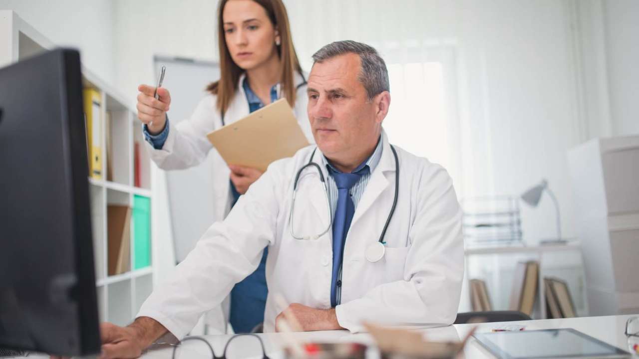 В Минздраве предложили переложить часть обязанностей врачей на медсестер