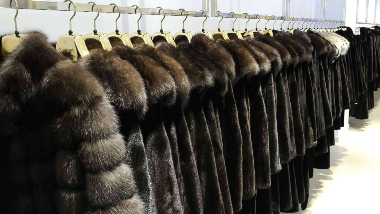 Минпромторг предложил уничтожать шубы, сигареты и духи без маркировки