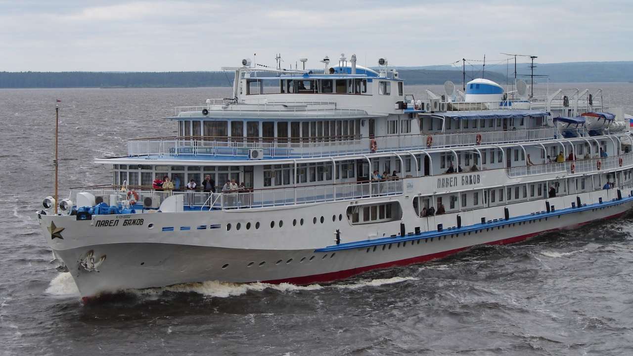 В Астраханской области сел на мель круизный теплоход «Павел Бажов»