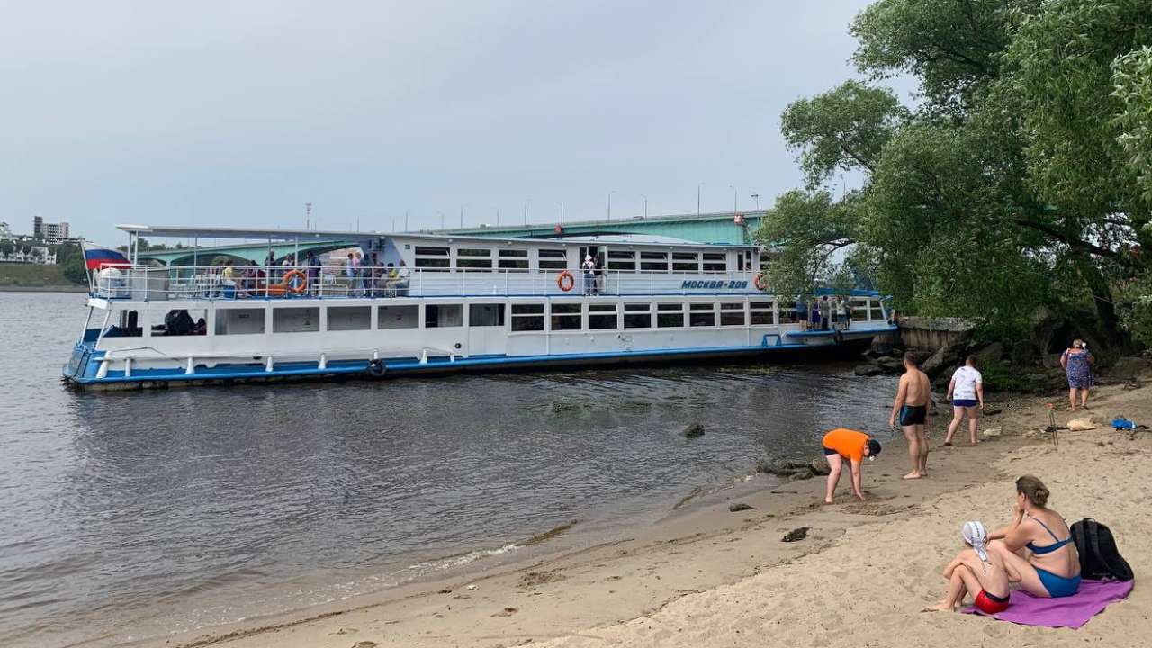В Ярославле туристический теплоход врезался в бетонный пирс