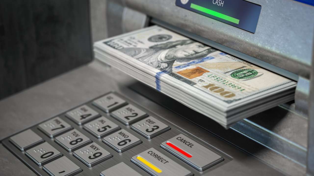 В России продлены ограничения на снятие валюты еще на полгода