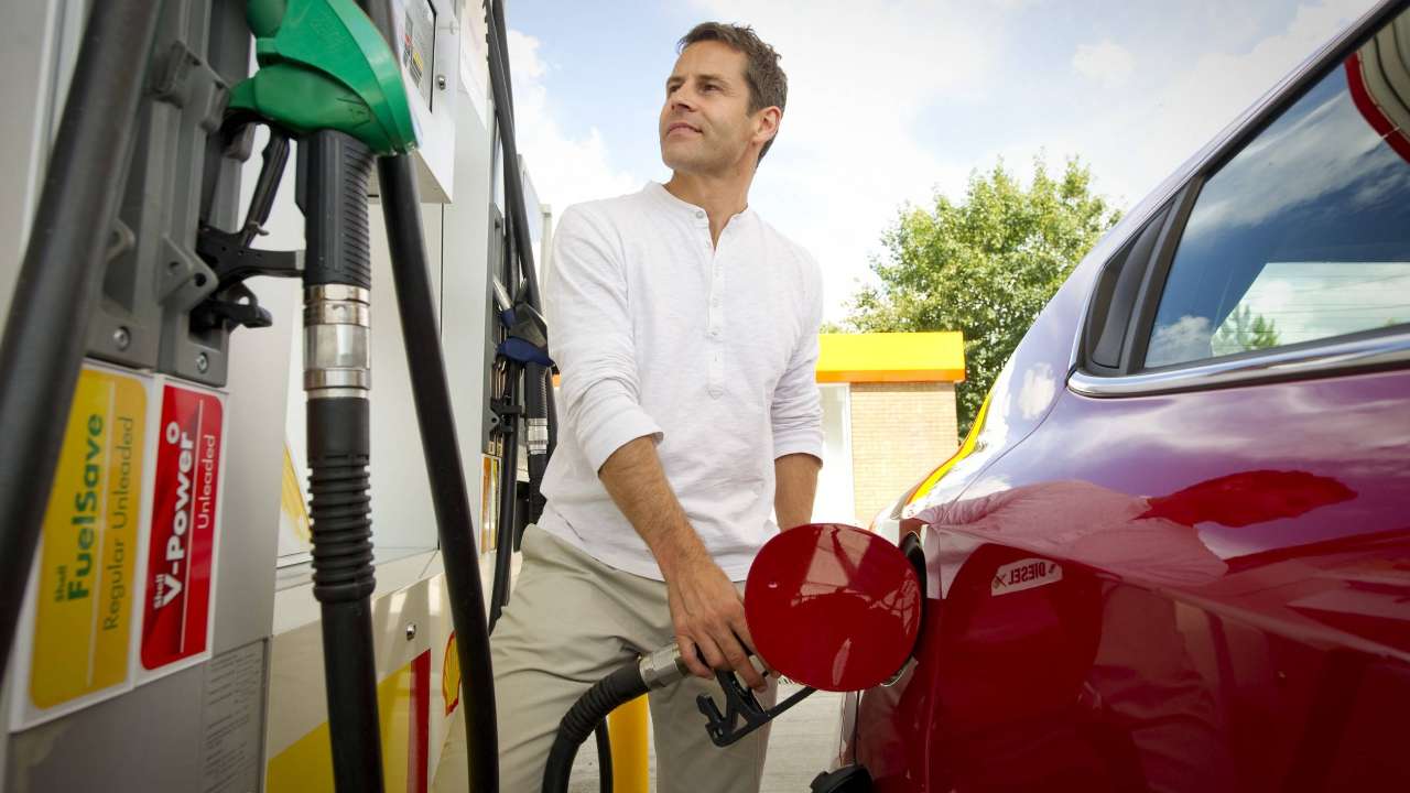 Депутаты выступили с инициативой установить потолок цен на бензин в России