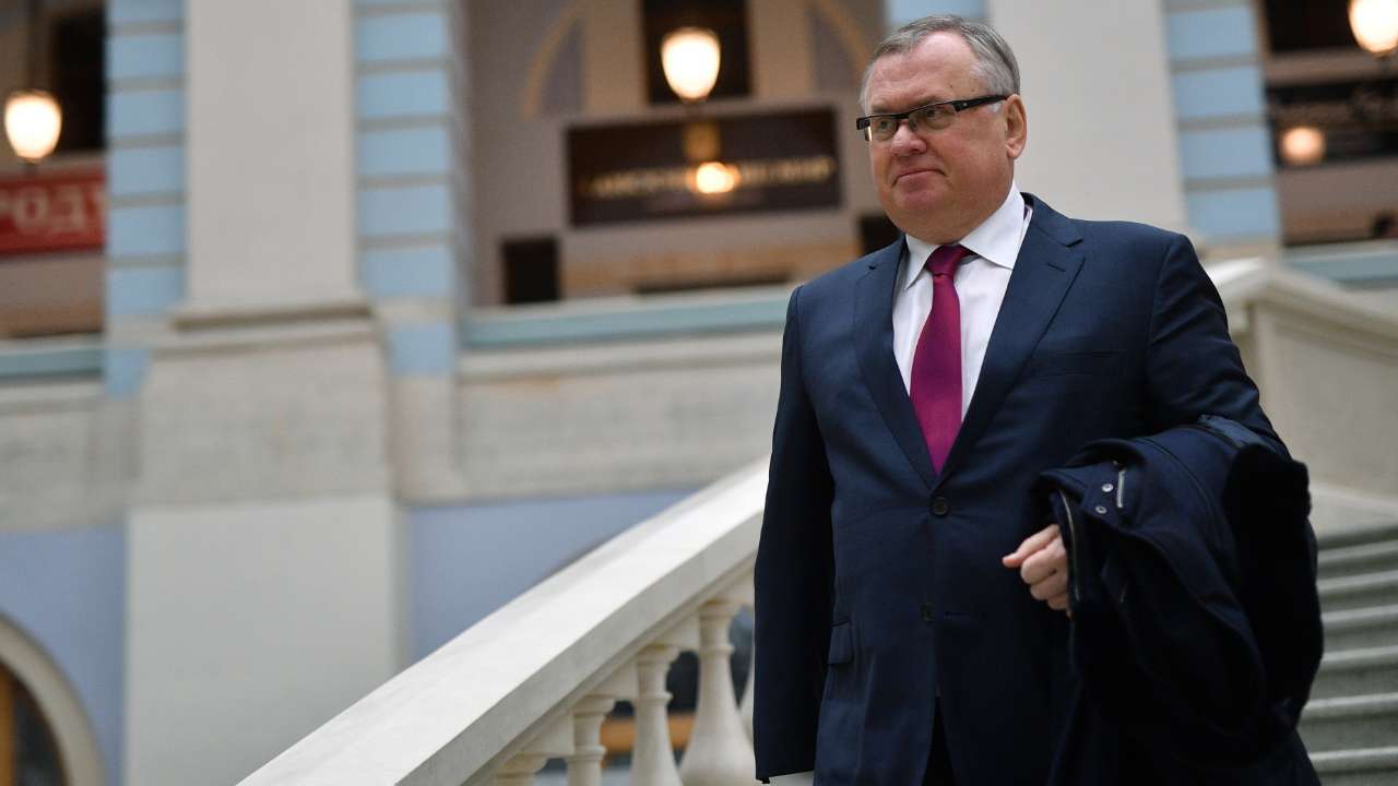 Глава ВТБ Костин призвал ЦБ ограничить рублевые переводы физлиц за границу