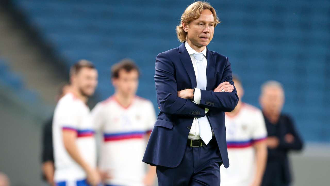 Карпин посоветовал российским футболистам уезжать в Европу