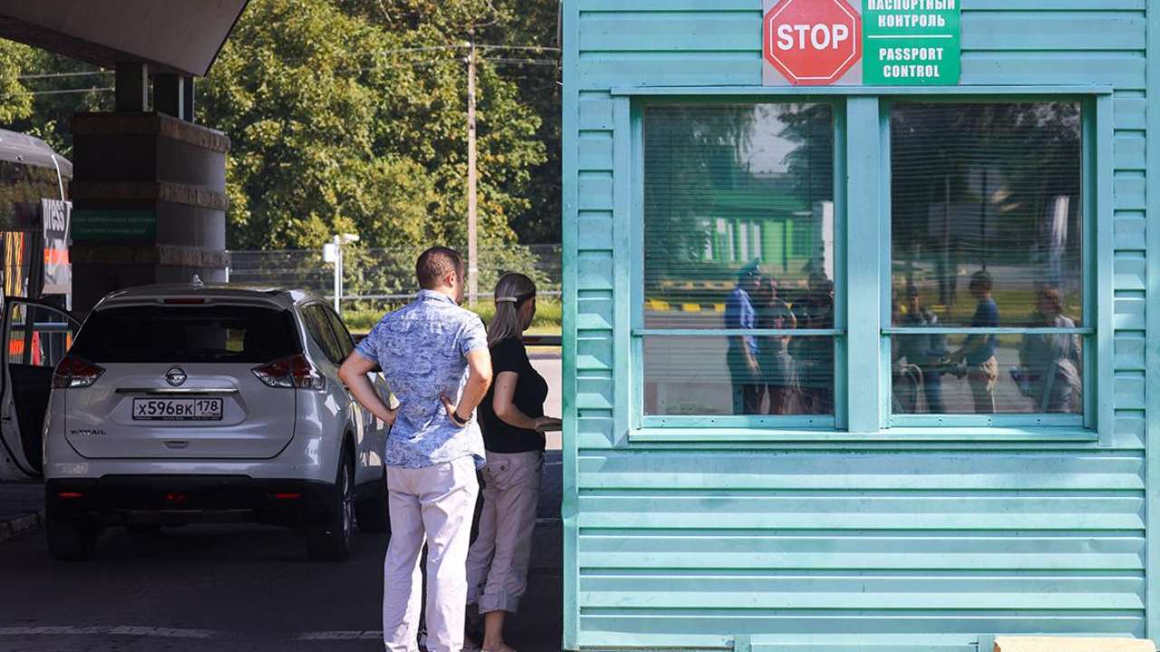 Въезд автомобилей с российскими номерами запретили все граничащие с Россией страны Евросоюза