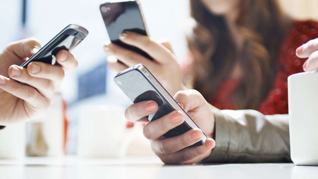 ФАС потребовала от операторов «большой четверки» отменить плату за раздачу интернета с телефона