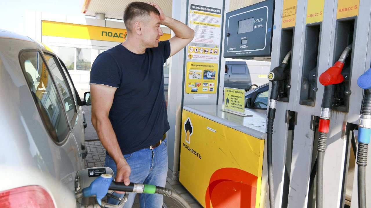 Правительство проконтролирует снижение цен на российских заправках