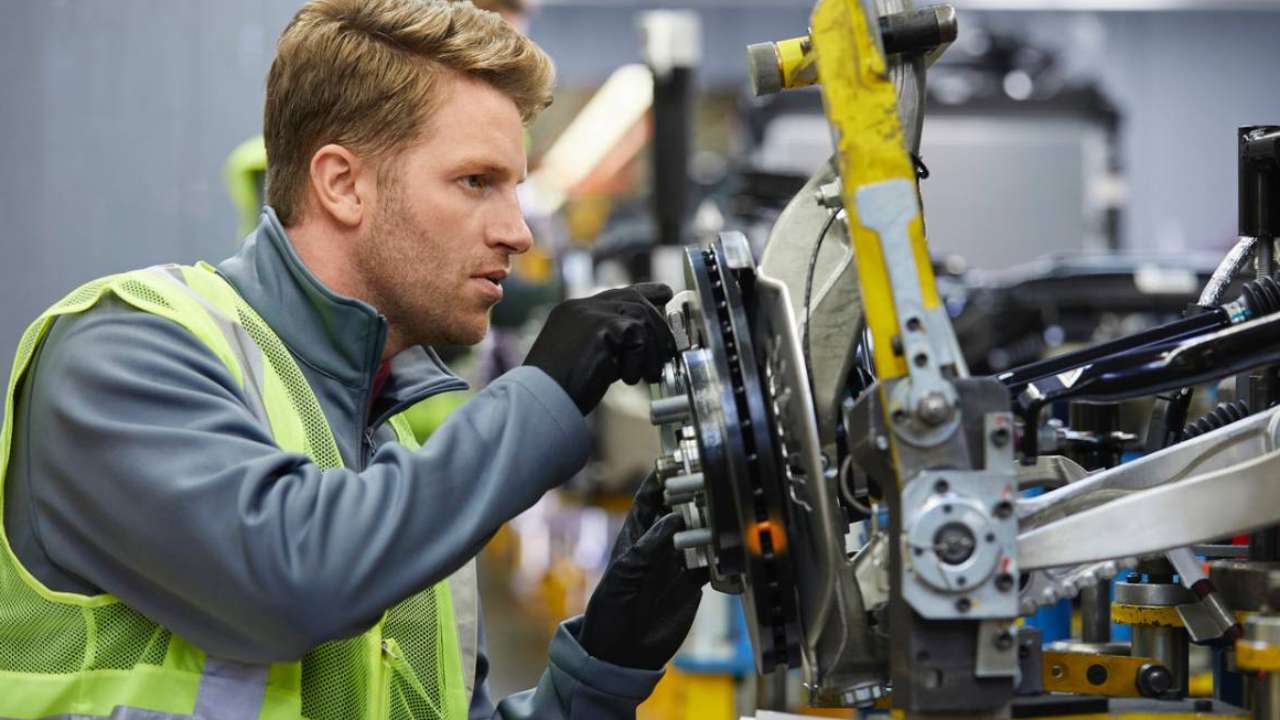 Мишустин назвал отрасли с самым высоким кадровым спросом