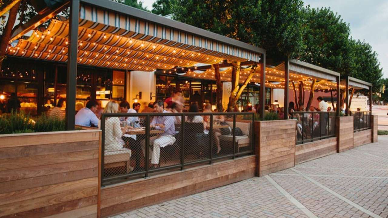 Госдума приняла в первом чтении законопроект о продаже алкоголя в летних кафе