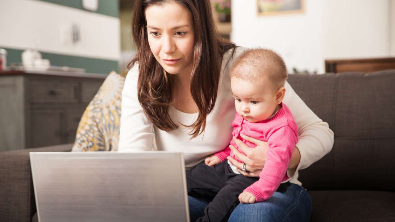 Госдума одобрила законопроекты о сохранении пособия по уходу за ребенком при досрочном выходе из декрета