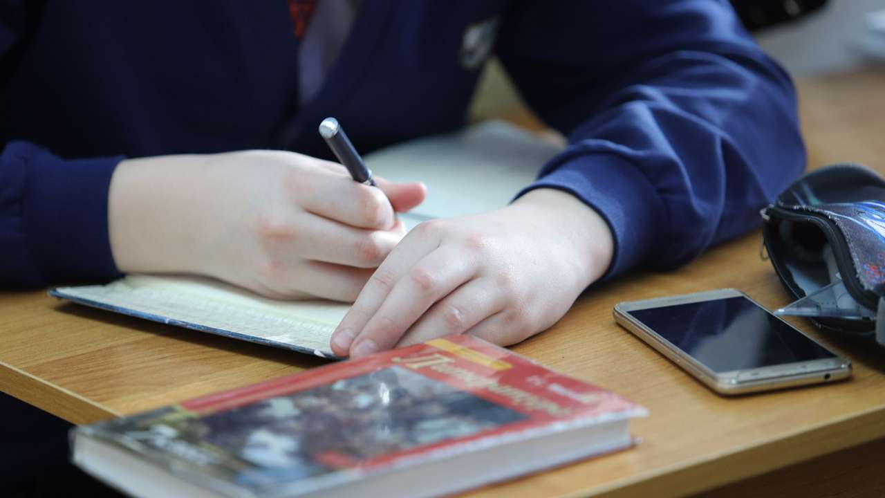 Госдума единогласно проголосовала за запрет мобильных телефонов в школах