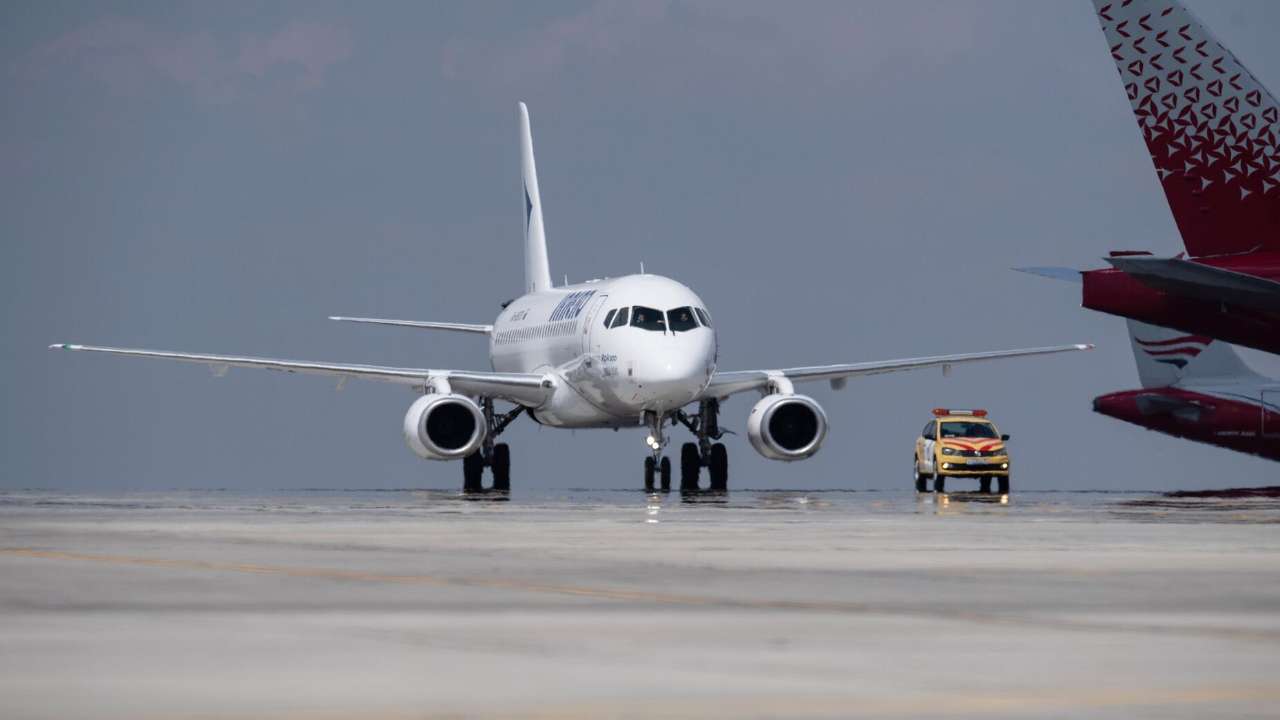 Пассажирский самолет экстренно сел в Якутии из-за неисправности 