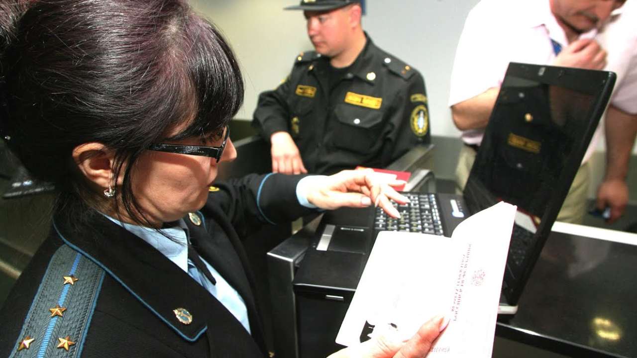 В России в 1,4 раза увеличилось количество должников, которым запрещен выезд за границу 