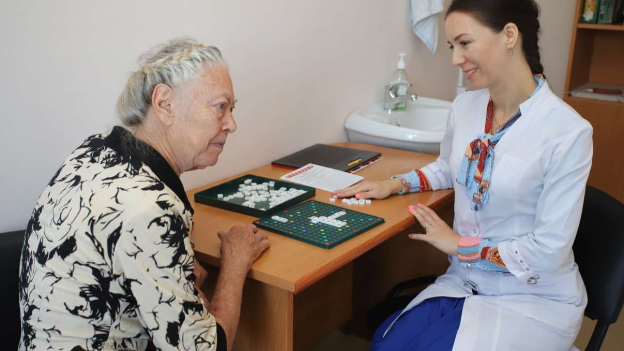 В Минздраве предложили снизить нагрузку на врачей-гериатров