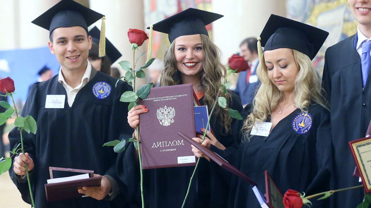 Правительство расширило эксперимент по созданию электронных дипломов и аттестатов