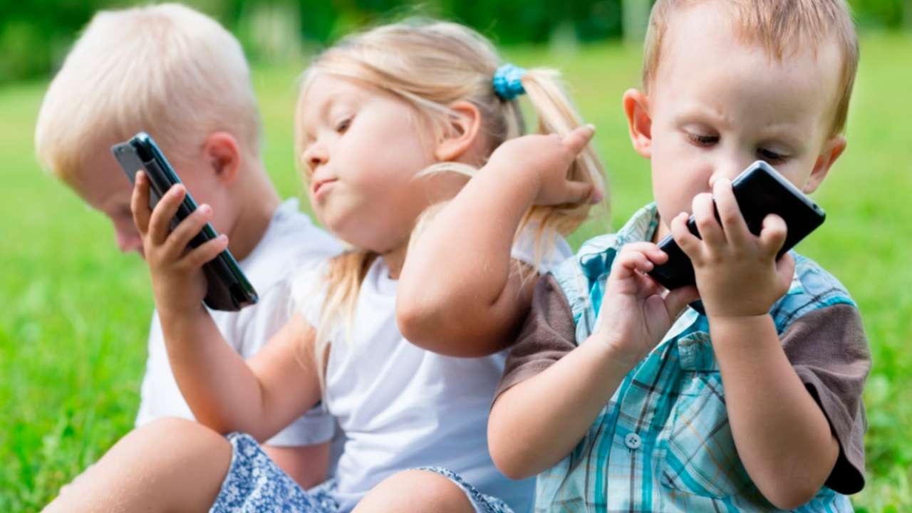 В России предложили приравнять гаджеты к алкоголю и разрешить их использование только с 18 лет