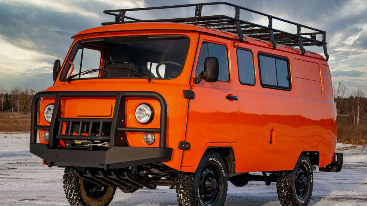  УАЗ возобновил выпуск «Буханки» и «Хантера»     