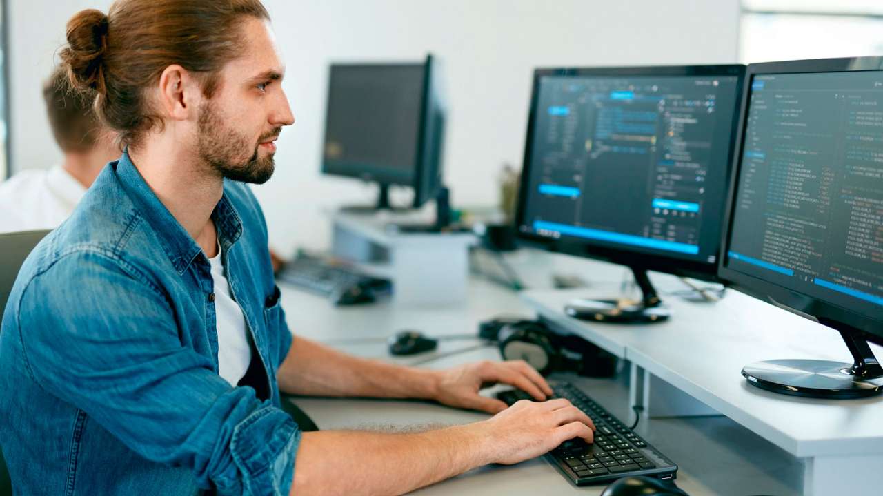 В Россию вернулись 2/3 IT-специалистов, уехавших в 2022 году