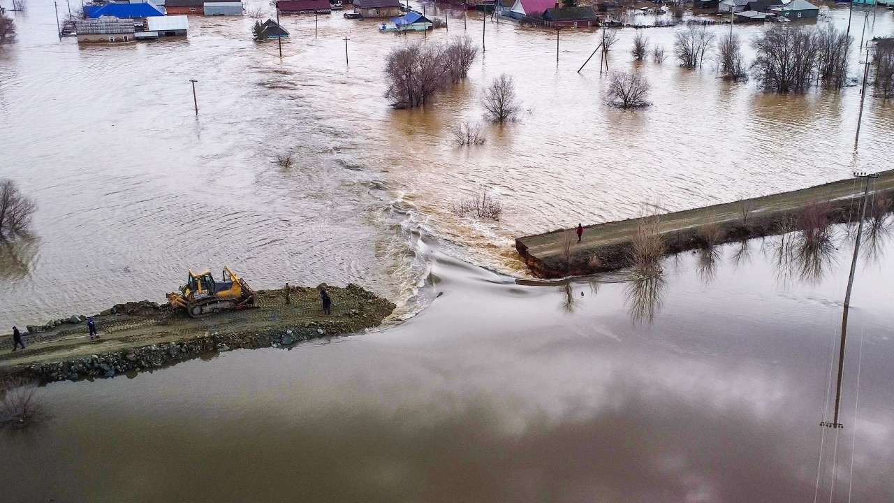 В Орске восстановили разрушенный участок дамбы
