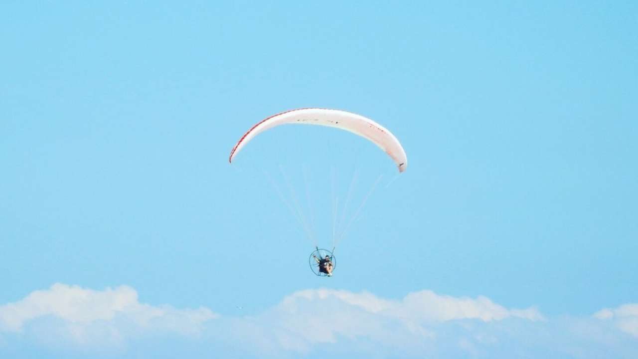 Российские летчики совершили первый в мире прыжок из стратосферы на Северный полюс