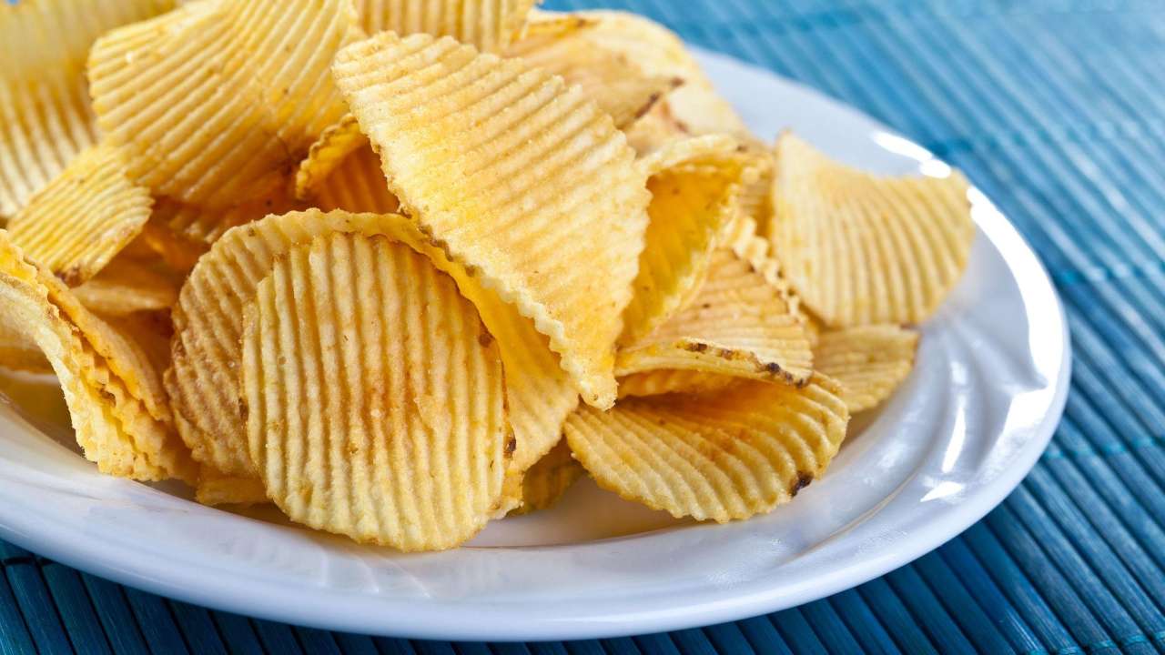 В России проведут эксперимент по маркировке чипсов, соусов и специй