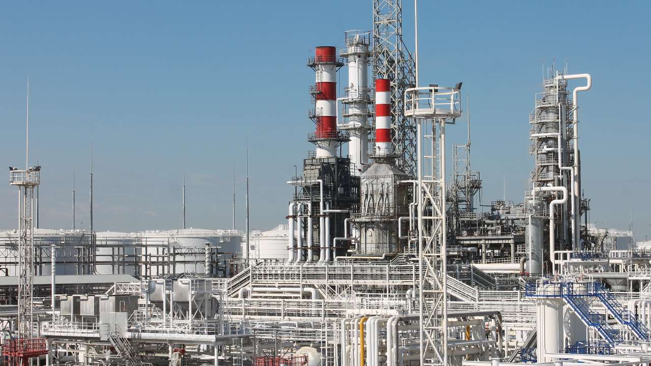 На нефтеперерабатывающий завод в Славянске-на-Кубани упали 6 беспилотников