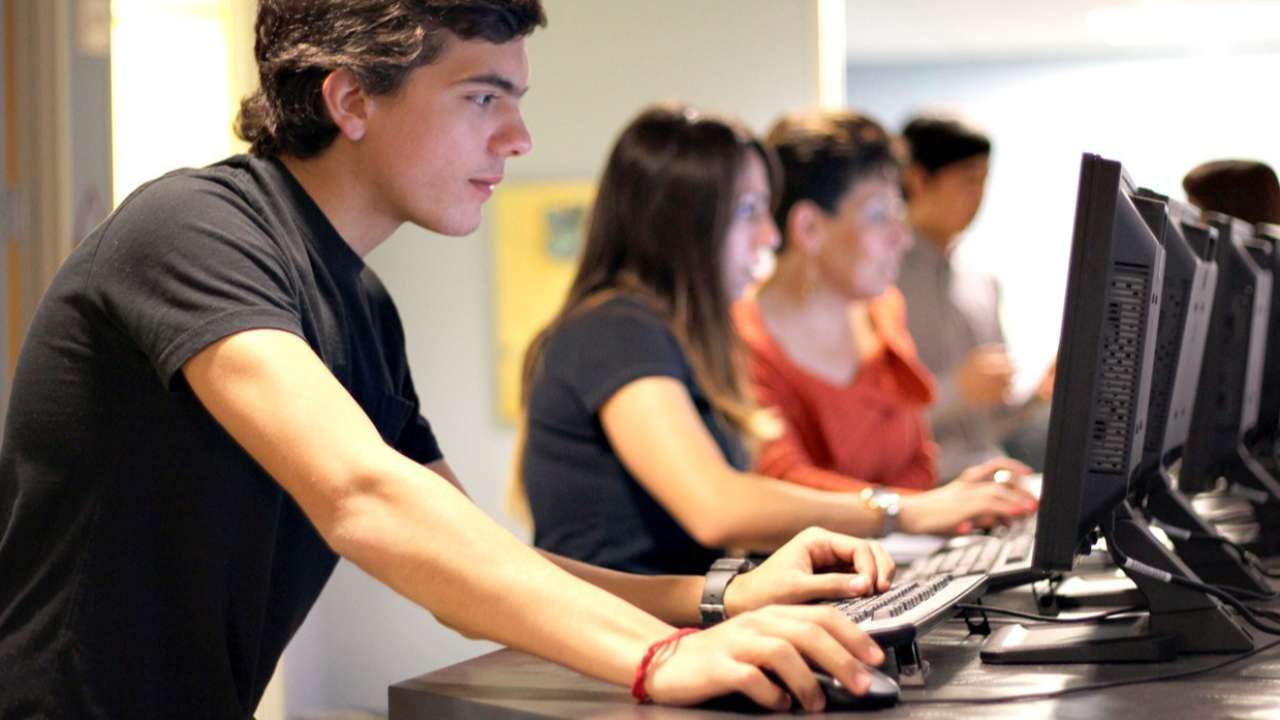 Минцифры прорабатывает введение платы за использование иностранного софта российскими компаниями