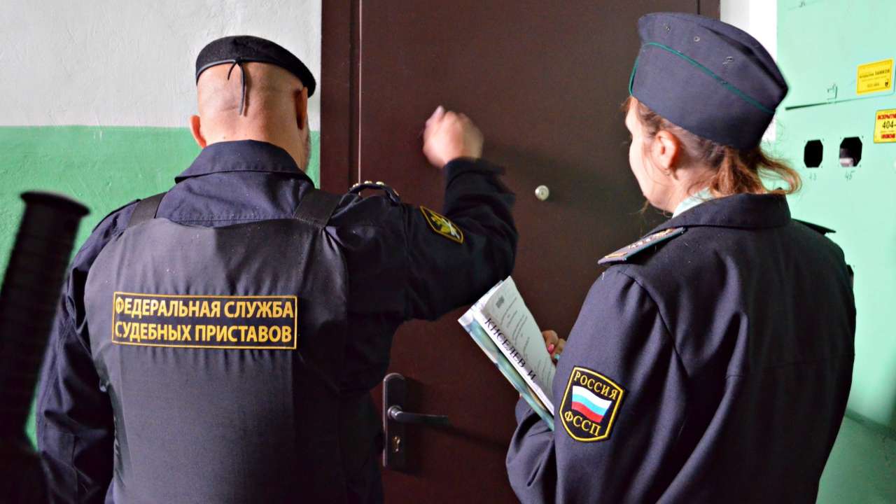 В Омской области приставы повесили на первоклассницу чужие долги