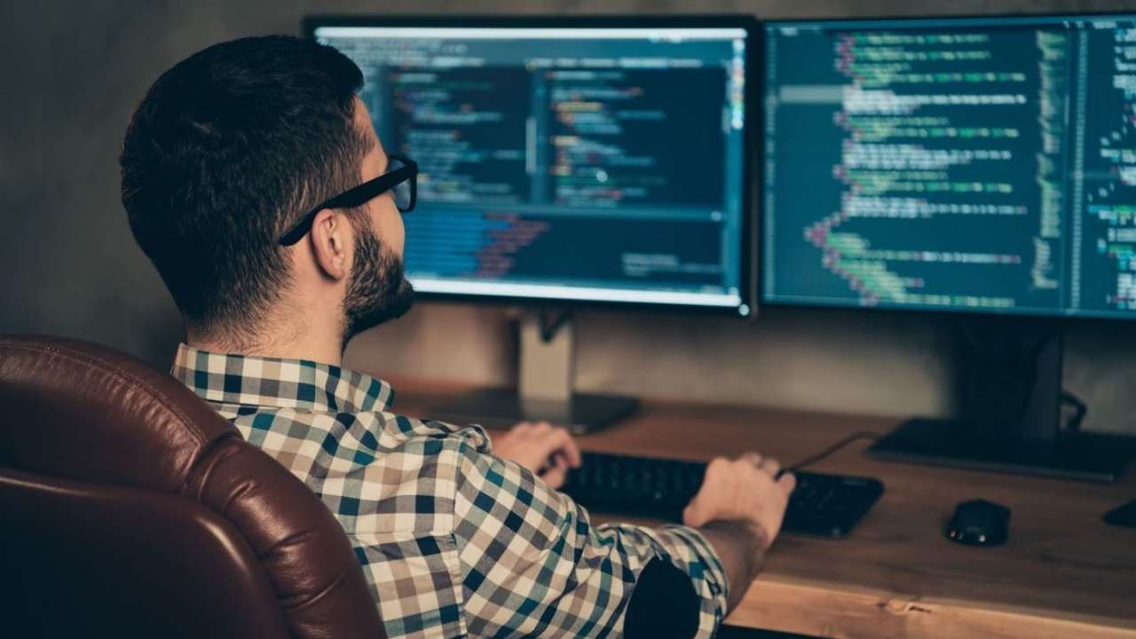 В России снизилась средняя зарплата у айтишников на 15‑25 %