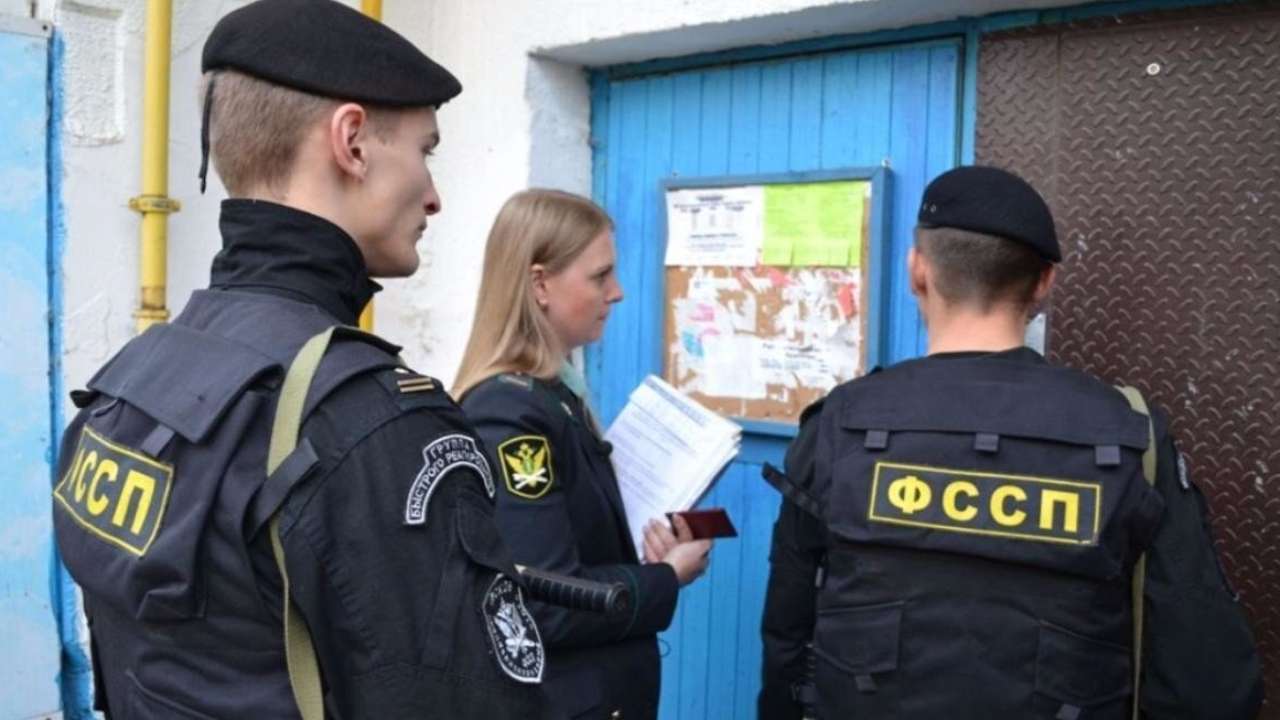 В России судебным приставам разрешили применять огнестрельное оружие и физическую силу