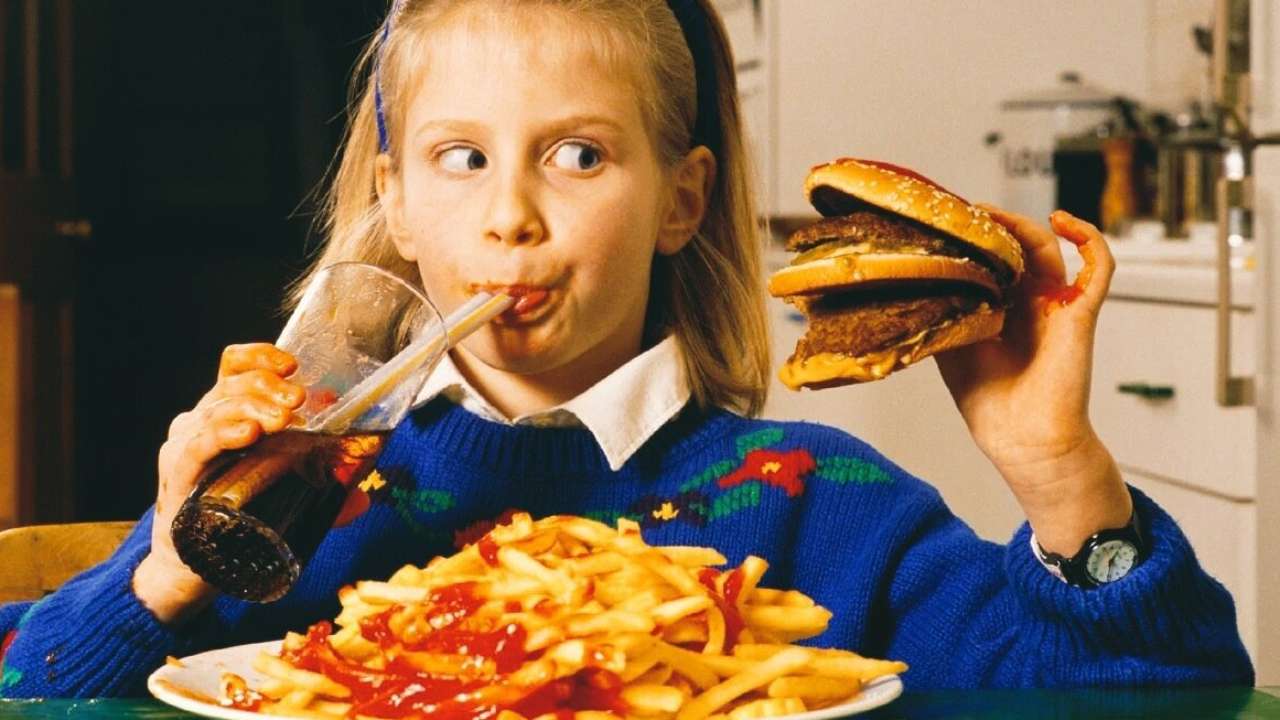 В России предложили ввести ограничения на продажу фастфуда детям