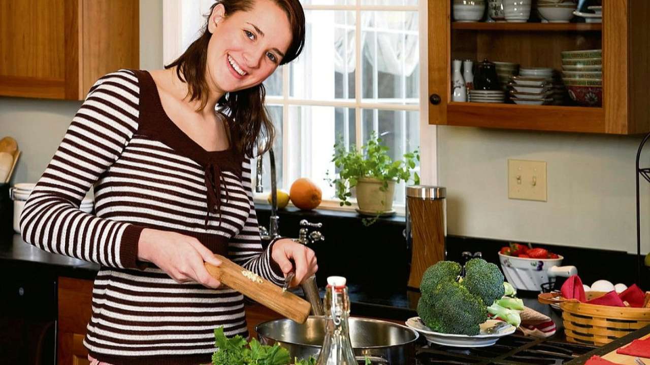 В России предложили ежемесячно платить прожиточный минимум домохозяйкам 