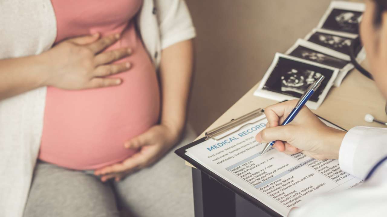 В Орловской области беременным школьницам будут выплачивать по 100 тыс. рублей