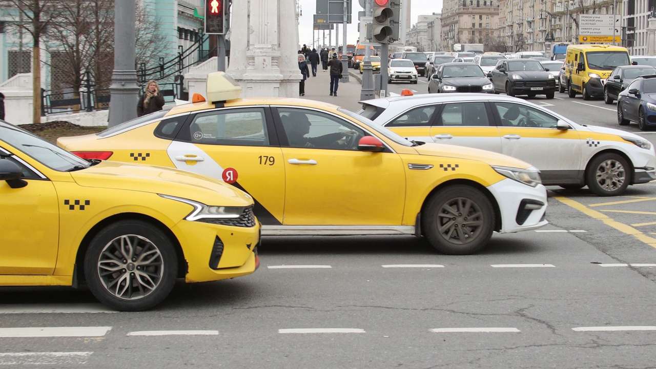 Российские таксисты должны пересесть на автомобили с высокой степенью локализации осенью 2025 года 